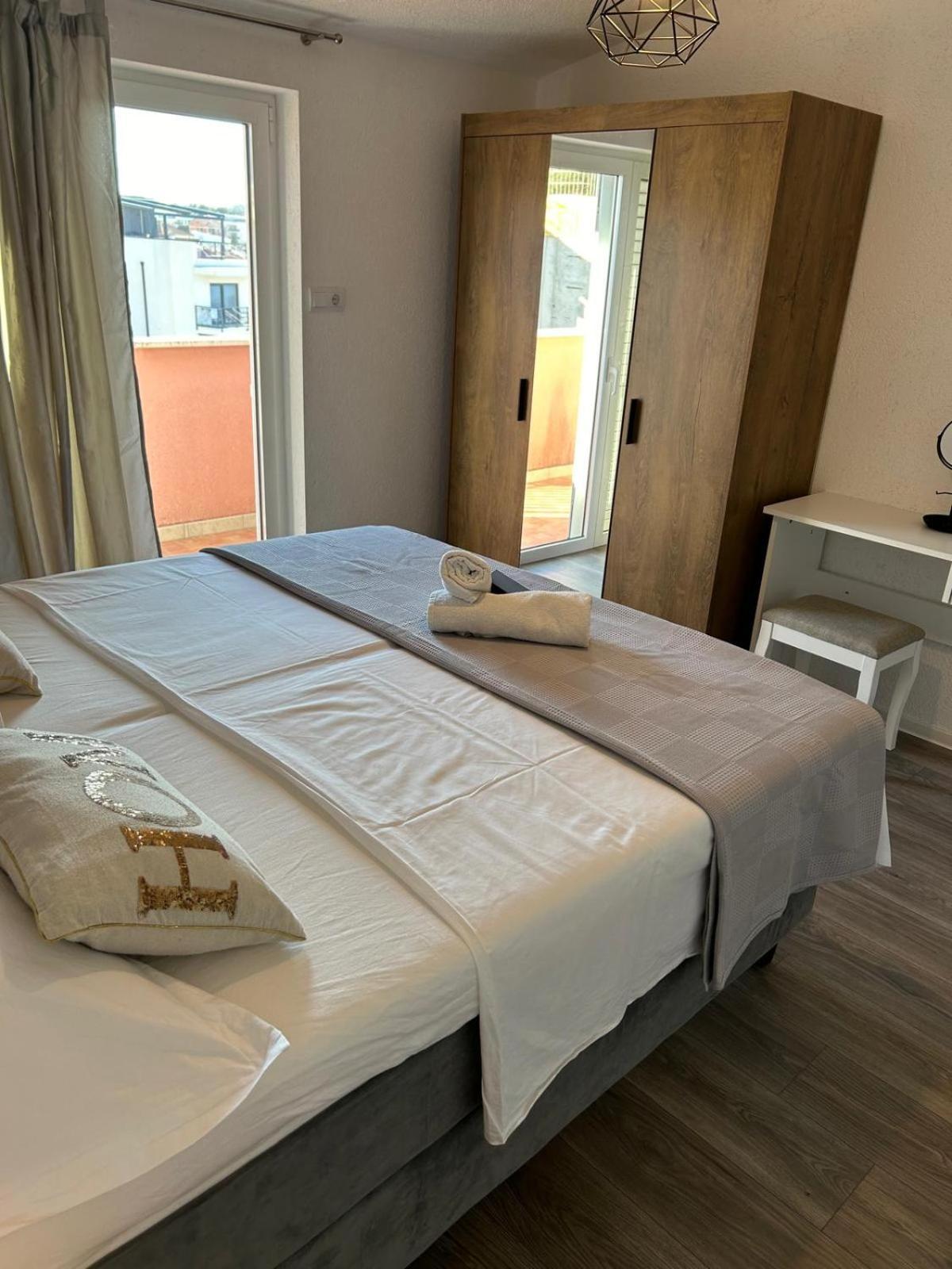 Apartmani Vujic- Villa Dolac Трогир Экстерьер фото